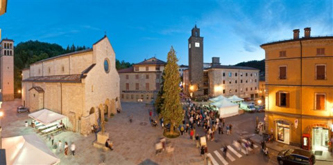 piazza san bartolomeo con banchi ambulanti