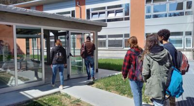 Studenti all'ingresso dell'Istituto Marconi